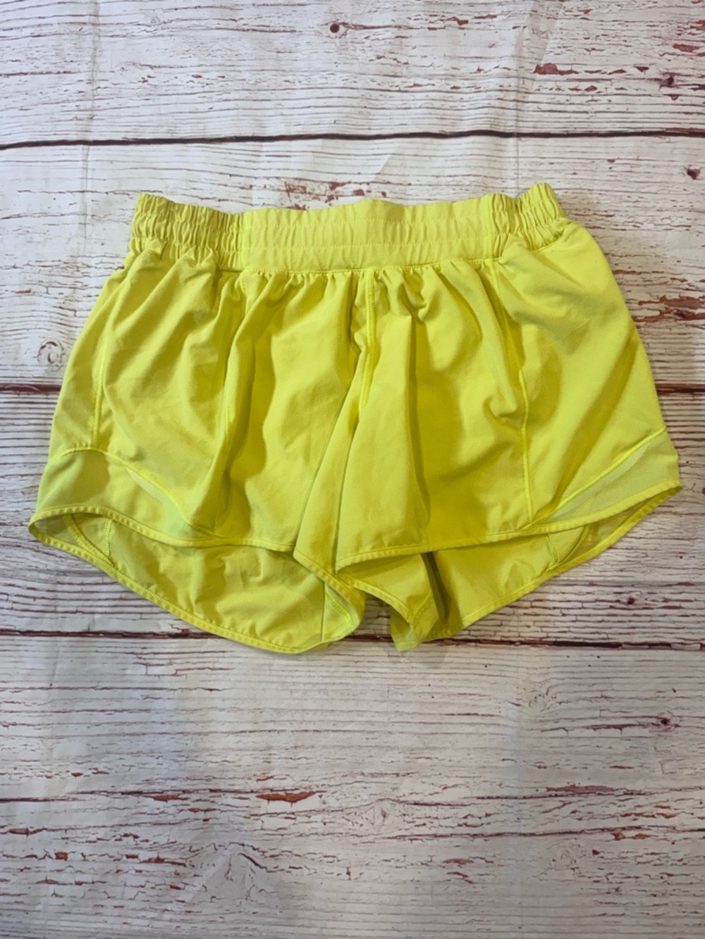 Lululemon Hotty Hot Low-Rise Lined Short 4" in Electric Lemon Sz 8